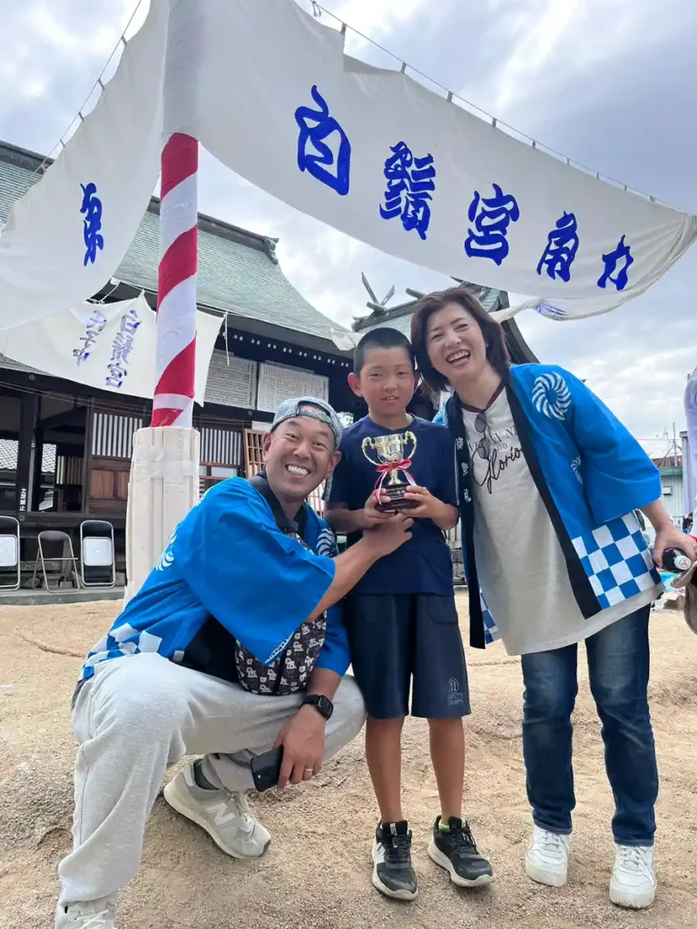 家族３人と優勝カップ2