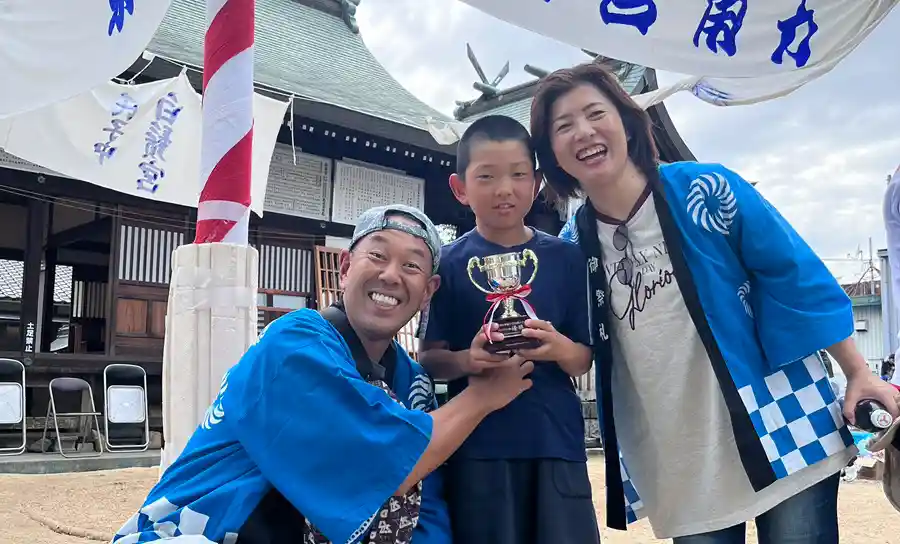 家族３人と優勝カップ